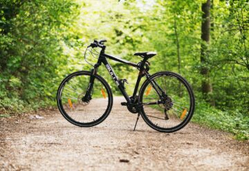 un vélo sur un chemin