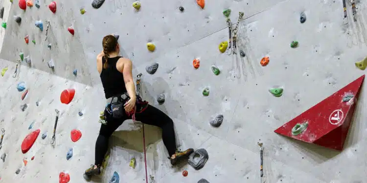 Escalade de bloc : pourquoi ce sport est devenu incontournable ?